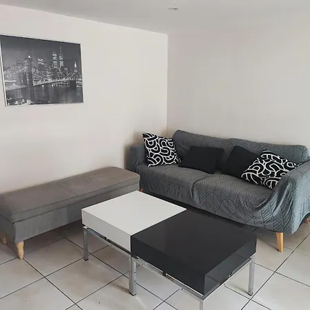 Vakantiehuis Cozy House, Small Garden And Parking, Train Station On Foot *