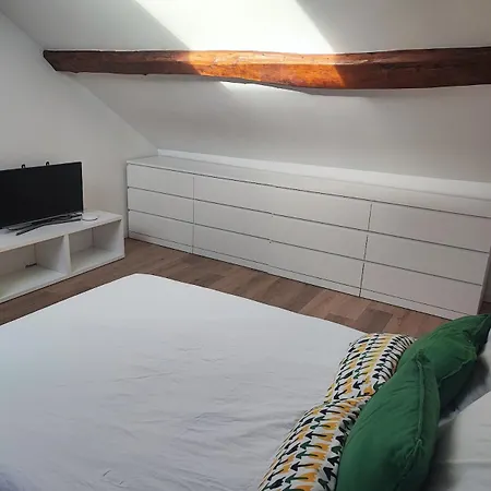 Vakantiehuis Cozy House, Small Garden And Parking, Train Station On Foot